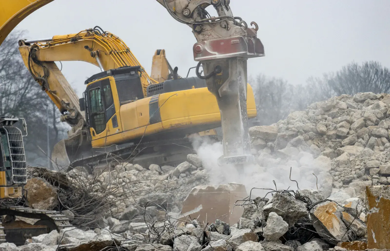 Excavatoare cu echipamente de demolare
