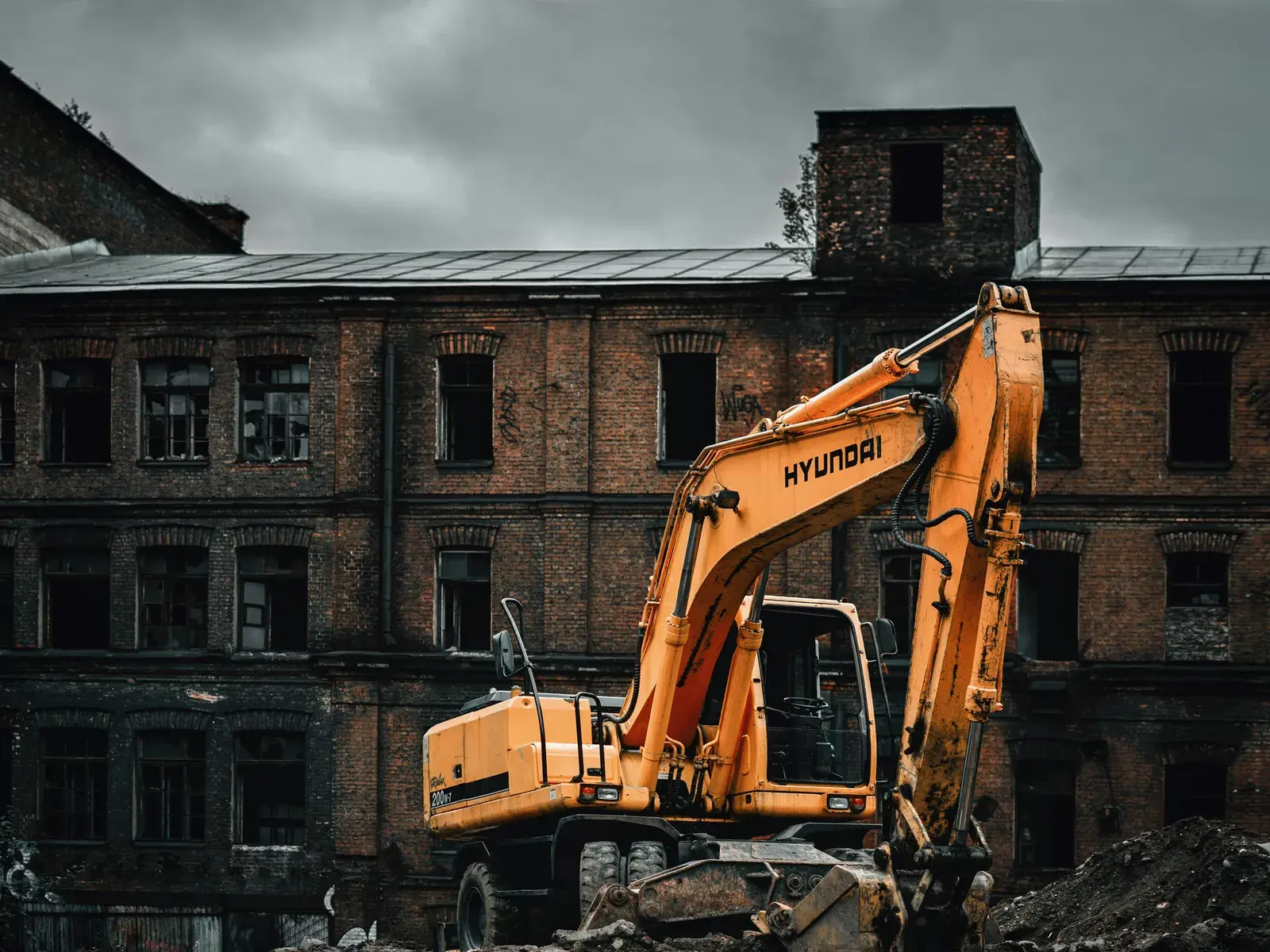 Demolarea unei case cu trei niveluri în Măgdăcești